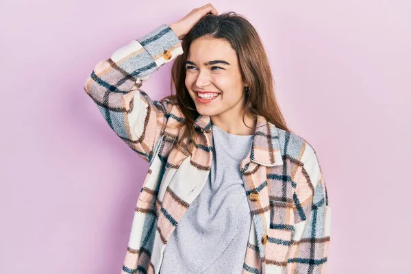 Joven Chica Caucásica Vistiendo Ropa Casual Sonriente Seguro Tocar Cabello —  Fotos de Stock