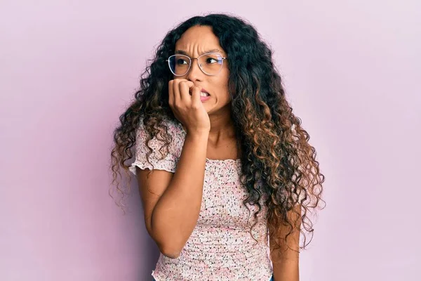 Jonge Latijnse Vrouw Draagt Casual Kleren Glazen Kijken Gestresst Nerveus — Stockfoto