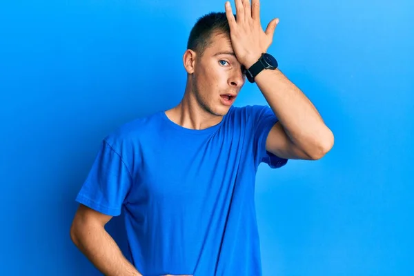 Young Caucasian Man Wearing Casual Blue Shirt Surprised Hand Head — Φωτογραφία Αρχείου