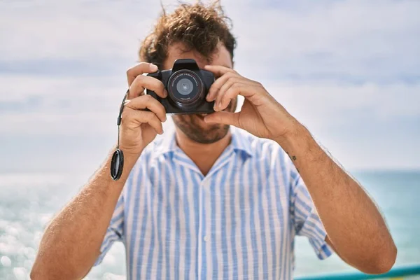 Νεαρός Ισπανός Χαμογελάει Χαρούμενος Χρησιμοποιώντας Κάμερα Στην Παραλία — Φωτογραφία Αρχείου