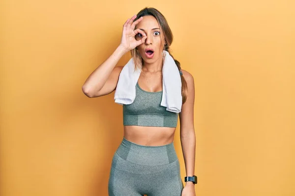 Vacker Latinamerikansk Kvinna Bär Sportkläder Och Handduk Gör Gest Chockad — Stockfoto