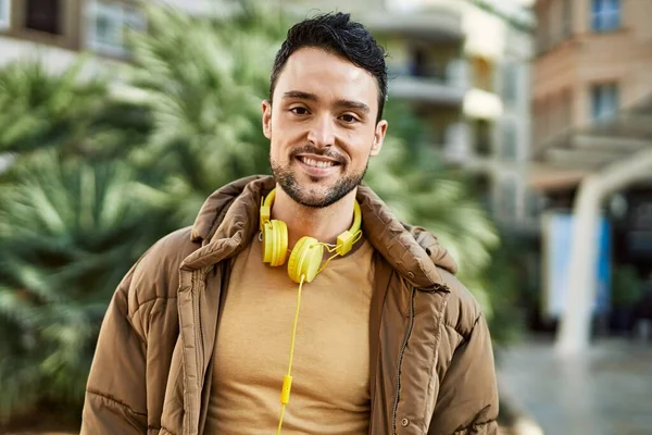 Şehirde Kulaklık Takarak Mutlu Gülümseyen Genç Spanyol Adam — Stok fotoğraf