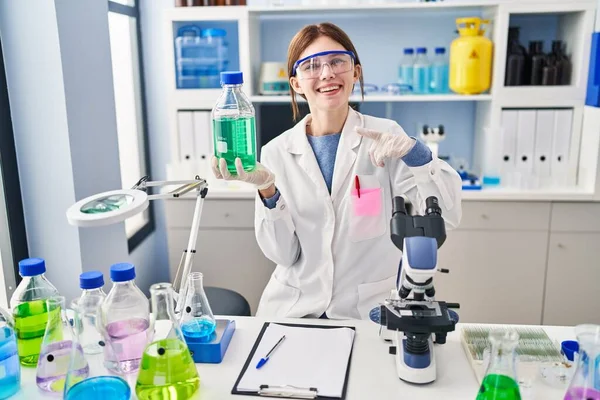Молода Брюнетка Працює Науковій Лабораторії Усміхнений Щасливий Вказуючи Рукою Пальцем — стокове фото
