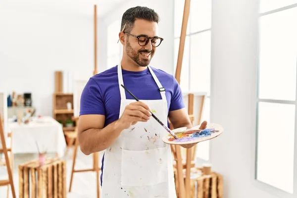 Joven Hombre Hispano Sonriendo Confiado Dibujo Estudio Arte — Foto de Stock