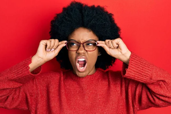 Young African American Woman Wearing Glasses Angry Mad Screaming Frustrated — ストック写真