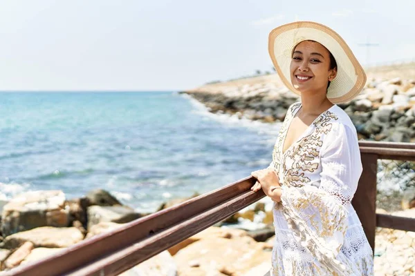 Young Hispanic Woman Smiling Confident Wearing Summer Hat Seaside — Stockfoto