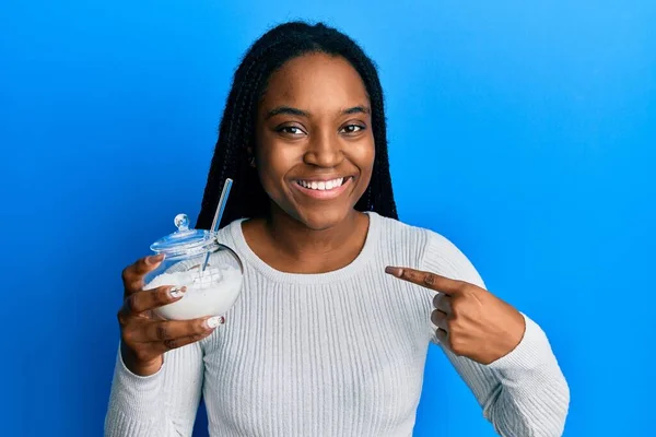 African American Woman Braided Hair Holding Bowl Sugar Candy Pointing — Stockfoto