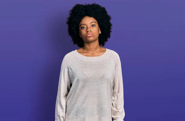 Mladá Afroameričanka Neformálním Oblečení Uvolnila Vážným Výrazem Tváři Jednoduchý Přirozený — Stock fotografie
