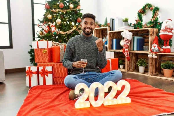 Joven Hombre Hispano Con Barba Sentado Junto Árbol Navidad Celebrando — Foto de Stock