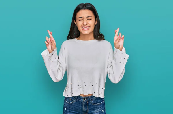 Junges Hispanisches Mädchen Lässiger Kleidung Gestikuliert Mit Erhobenem Zeigefinger Lächelnd — Stockfoto