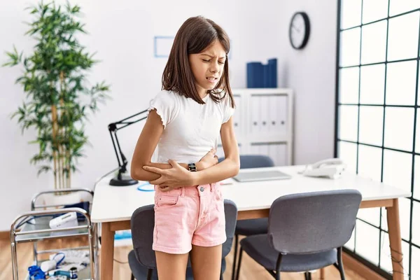 Young Hispanic Girl Standing Pediatrician Clinic Hand Stomach Because Indigestion — Stock Fotó