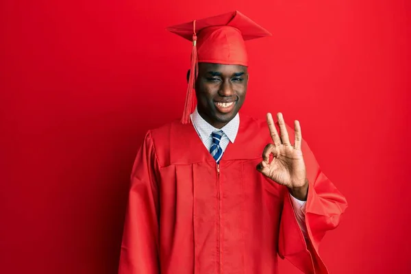 Молодий Афроамериканець Випускному Капюшоні Обрядовому Вбранні Усміхається Позитивною Усмішкою Робить — стокове фото