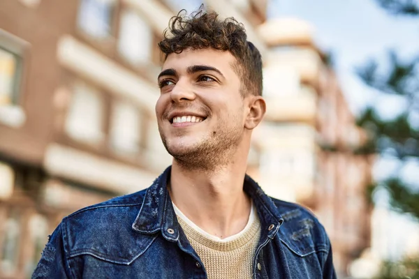 Joven Hispano Sonriendo Feliz Pie Ciudad — Foto de Stock