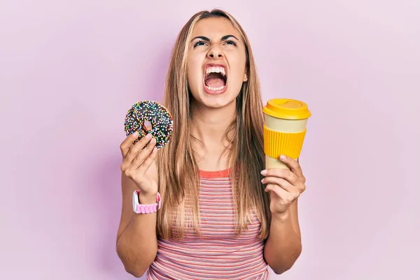 Mulher Hispânica Bonita Comer Donut Beber Café Irritado Louco Gritando — Fotografia de Stock