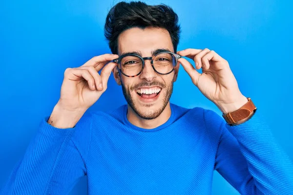 Молодий Іспаномовний Чоловік Окулярах Посміхається Сміється Голосно Тому Смішний Божевільний — стокове фото