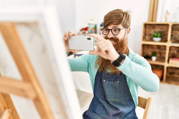 Young Redhead Man Make Photo Smartphone Drawing Art Studio — Fotografia de Stock