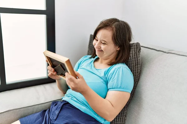 Brunette Woman Syndrome Sitting Sofa Looking Frame Living Room — Stok fotoğraf