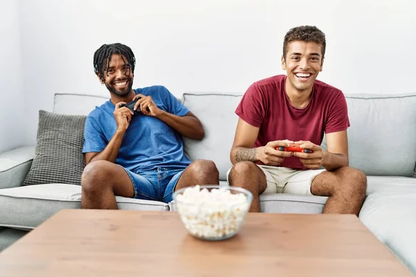 Dos Hombres Amigos Jugando Videojuego Sentado Sofá Casa —  Fotos de Stock