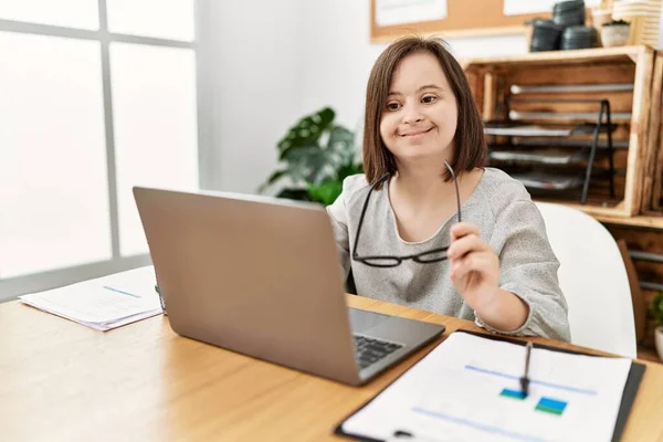 Brunette Woman Syndrome Working Using Laptop Business Office — Φωτογραφία Αρχείου