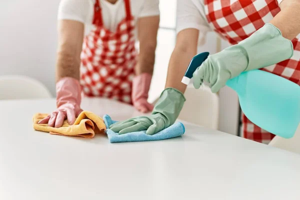 Joven Pareja Caucásica Limpiando Mesa Usando Trapo Difusor Casa —  Fotos de Stock