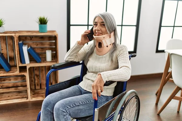 Orta Yaşlı Kır Saçlı Akıllı Telefondan Konuşan Tekerlekli Sandalyede Oturan — Stok fotoğraf