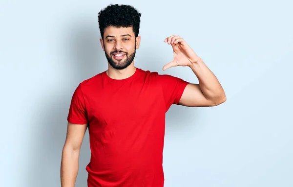 Homem Árabe Jovem Com Barba Vestindo Casual Camiseta Vermelha Sorrindo — Fotografia de Stock