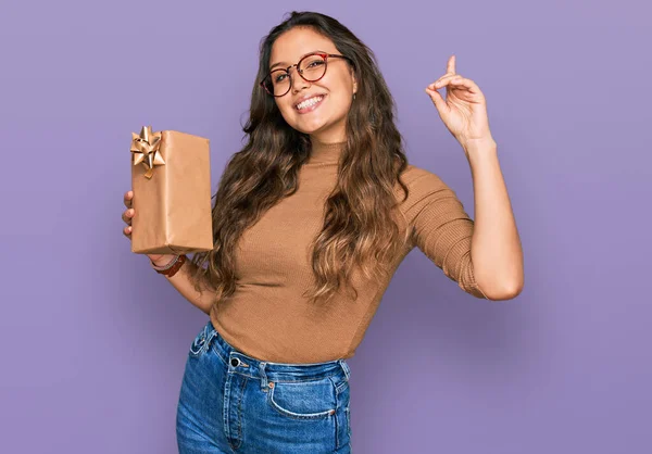 Jong Hispanic Meisje Vasthouden Geschenk Verrast Met Een Idee Vraag — Stockfoto