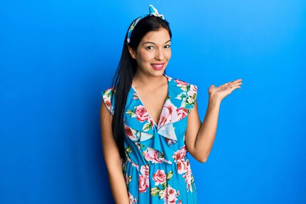 Mladá Latinská Žena Sobě Ležérní Oblečení Vesele Usmívá Prezentaci Ukazuje — Stock fotografie