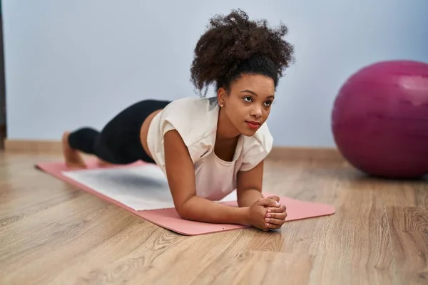 Young African American Woman Training Abs Exercise Sport Center — Stock Photo, Image