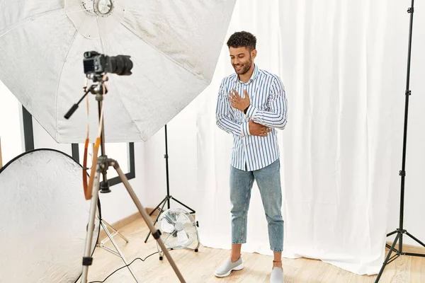Arabische Jongeman Die Zich Voordeed Als Model Fotostudio Glimlachend Hard — Stockfoto