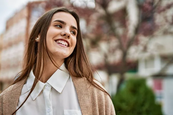 Jovem Empresária Hispânica Sorrindo Feliz Cidade — Fotografia de Stock