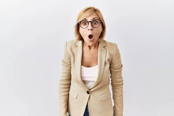 Middle Age Blonde Business Woman Standing Isolated Background Shock Face — Stockfoto