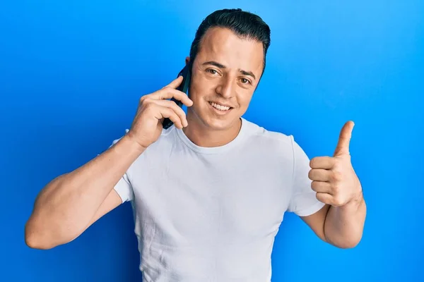 Όμορφος Νεαρός Άνδρας Που Έχει Συνομιλία Μιλώντας Στο Smartphone Χαμογελώντας — Φωτογραφία Αρχείου