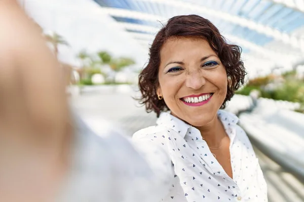 Latynoska Kobieta Średnim Wieku Uśmiecha Się Szczęśliwa Robiąc Selfie Przed — Zdjęcie stockowe