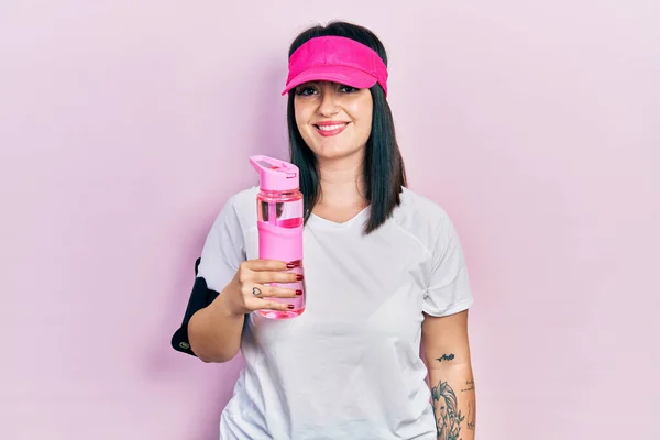 Jonge Spaanse Vrouw Draagt Sportkleding Drinken Fles Water Kijken Positief — Stockfoto