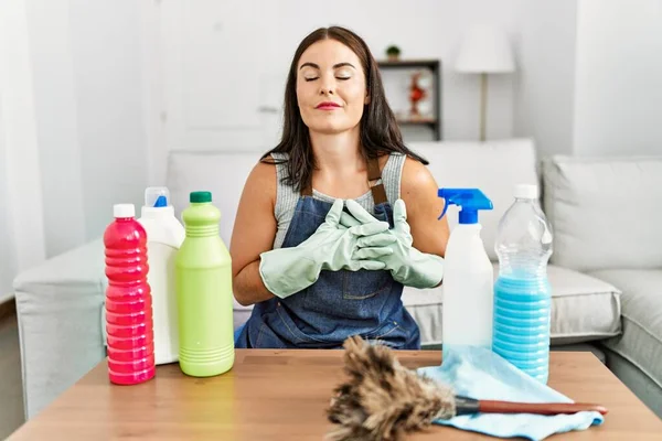 Jovem Morena Vestindo Avental Mais Limpo Luvas Limpeza Casa Sorrindo — Fotografia de Stock