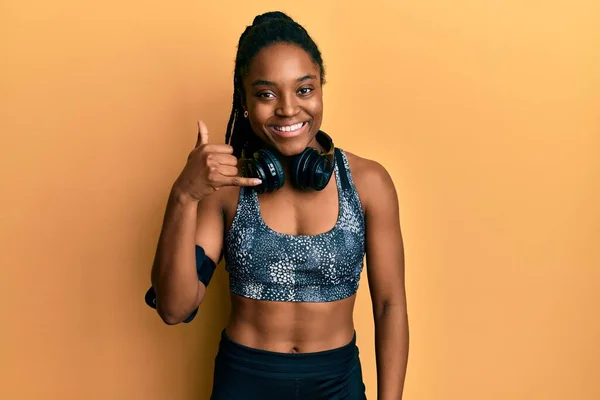 African American Woman Braided Hair Wearing Sportswear Arm Band Smiling — стоковое фото