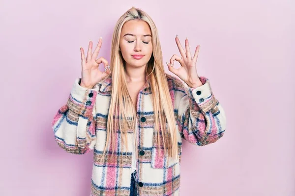 Menina Loira Jovem Vestindo Roupas Casuais Relaxar Sorrir Com Olhos — Fotografia de Stock