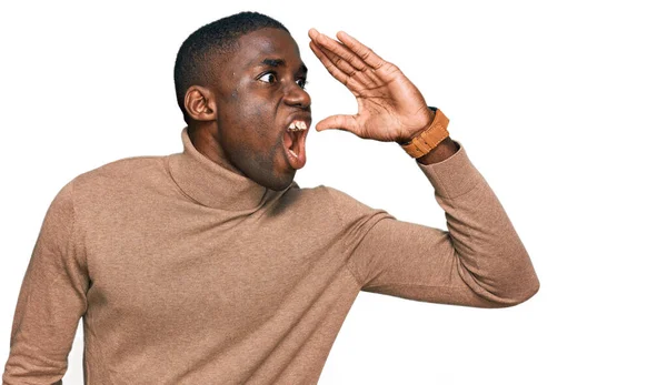 스웨터를 아프리카 미국인 남자가 손으로 소리로 소리치고 있습니다 의사소통 — 스톡 사진