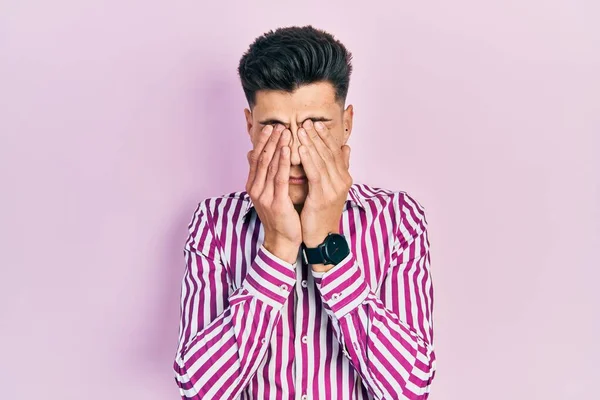 Ung Latinamerikan Man Bär Casual Kläder Gnugga Ögon För Trötthet — Stockfoto