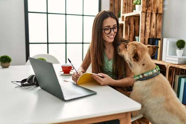 Genç Spanyol Kadın Dizüstü Bilgisayar Kullanıyor Kitap Yazıyor Evde Köpekle — Stok fotoğraf