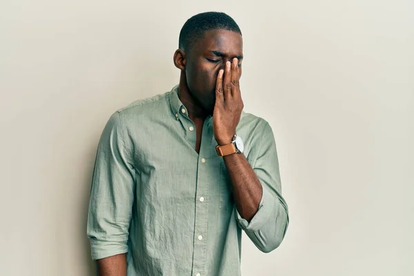 Ung Afrikansk Amerikansk Man Klädd Vardagskläder Uttråkad Gäspande Trött Täcker — Stockfoto