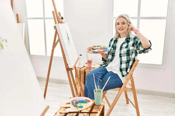Νεαρή Καλλιτέχνης Γυναίκα Ζωγραφική Καμβά Στο Στούντιο Τέχνης Χαμογελώντας Δείχνοντας — Φωτογραφία Αρχείου