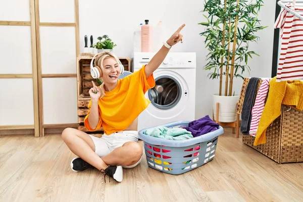 Çamaşır Yıkayan Genç Sarışın Kız Evde Müzik Dinliyor — Stok fotoğraf