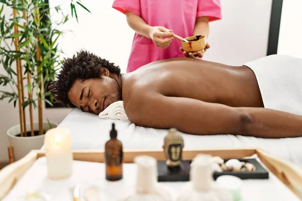 Joven Africano Americano Hombre Tener Piel Espalda Tratamiento Belleza Centro —  Fotos de Stock