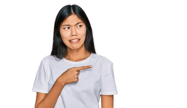 Beautiful Young Asian Woman Wearing Casual White Shirt Pointing Aside — Zdjęcie stockowe