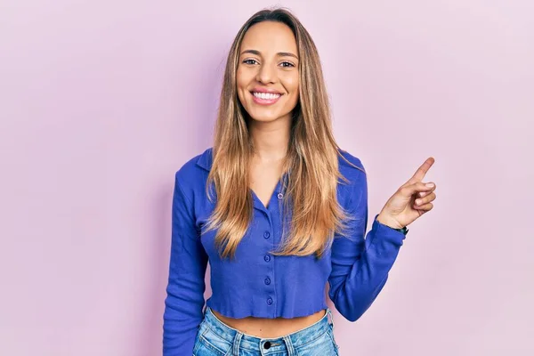 Mulher Hispânica Bonita Vestindo Camisa Azul Casual Com Grande Sorriso — Fotografia de Stock