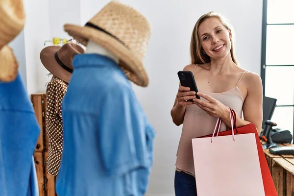 Young Caucasian Woman Customer Using Smartphone Shopping Clothing Store — Foto de Stock