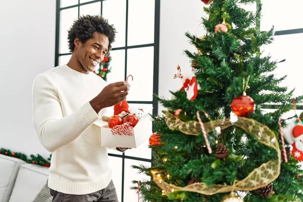 Junger Afrikanisch Amerikanischer Mann Lächelt Glücklich Beim Schmücken Des Weihnachtsbaums — Stockfoto