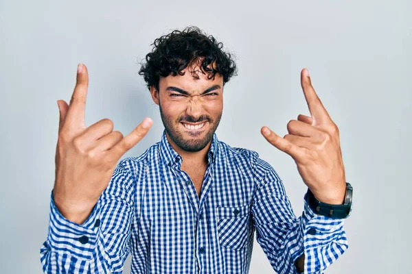 Mladý Hispánec Oblečený Neformálního Oblečení Křičí Bláznivým Výrazem Dělá Rockový — Stock fotografie